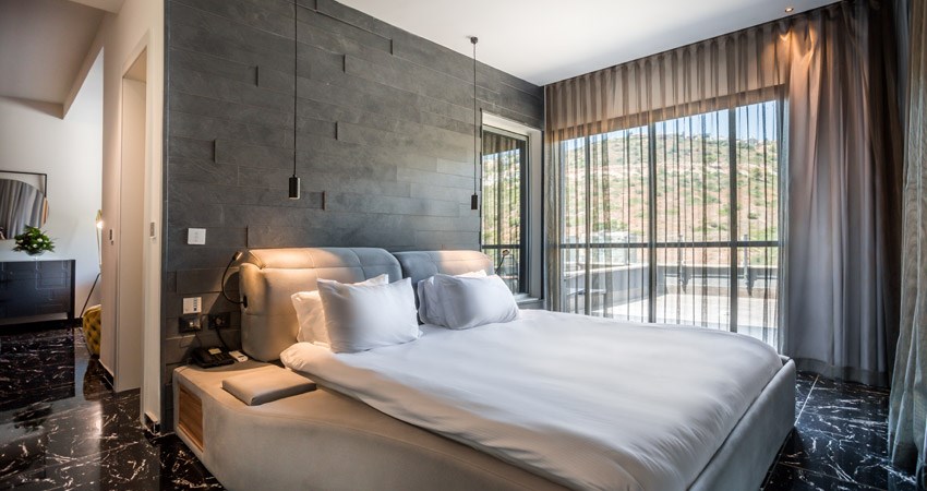 Kedem Hotel Tirat Carmel - Presidential Suite Bed