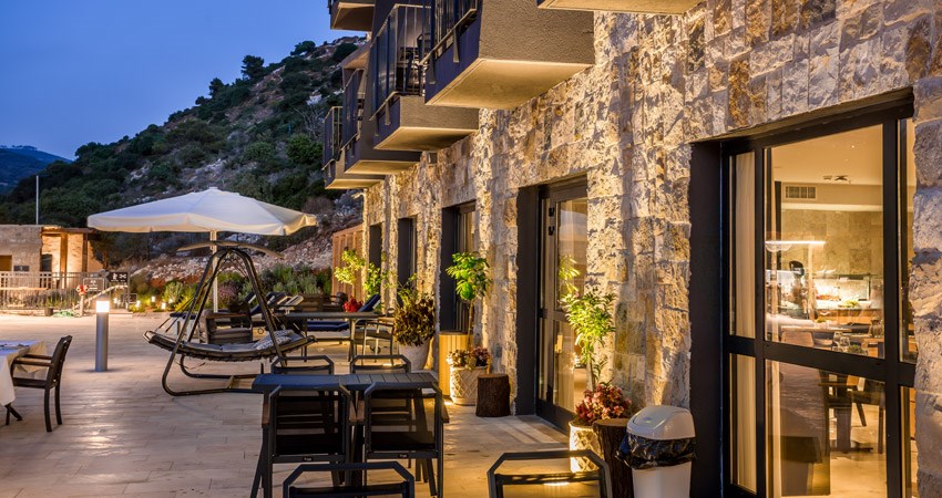 Kedem Hotel Tirat Carmel - Hotel Entrance Evening